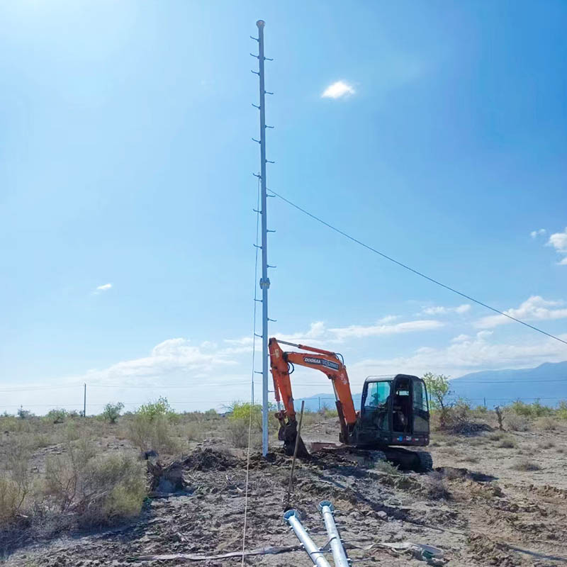 Torre di comunicazione per la trasmissione del segnale all'aperto